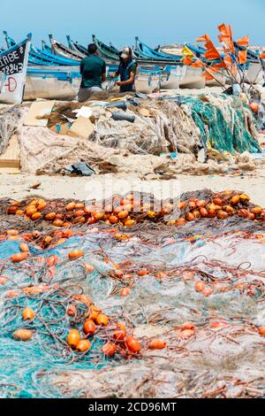Marocco, Oued Ed-Dahab, Dakhla, Lassarga, pescadores preparando sus redes de pesca en la playa Foto de stock
