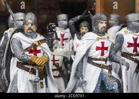 Francia, Calvados, Bayeux, figurillas de Templarios en la ventana de una tienda Foto de stock