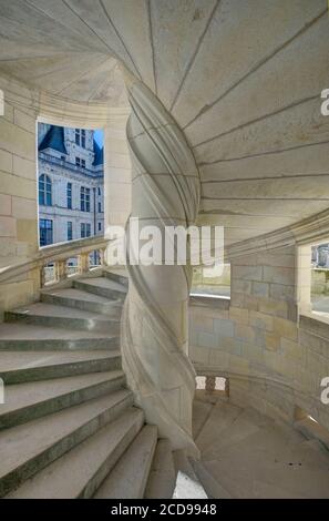 Francia, Loir-et-Cher, valle del Loira catalogado como Patrimonio de la Humanidad por la UNESCO, el castillo de Chambord, la escalera del ala de la capilla