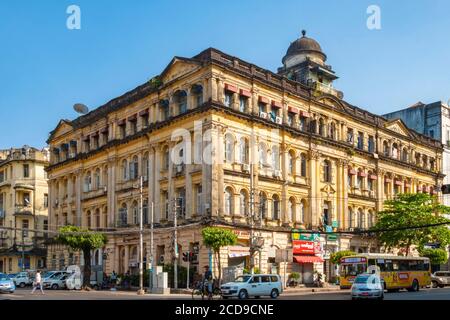Myanmar (Birmania), Yangon, la ciudad colonial, el antiguo departamento de inmigración ocupa la tienda Rowe & Co Foto de stock