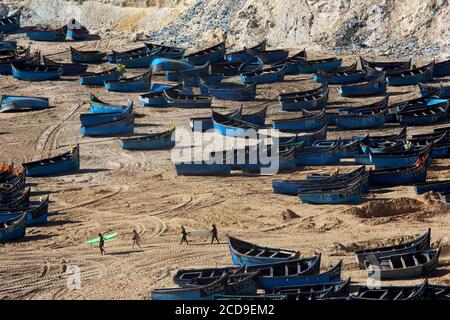 Marruecos, Sahara Occidental, Dakhla, barcos azules de pescadores varados en la playa de Araiche Foto de stock