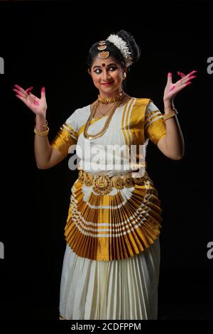 Artista interpretando Mohiniattam retratando la danza de pavo real en su actuación Foto de stock