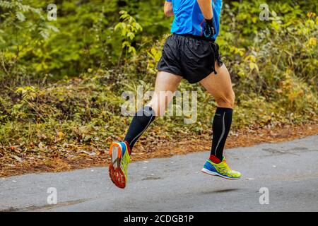 Chelyabinsk, Rusia - 11 de septiembre de 2016: Piernas hombre atleta corredor en los zapatos de running Asics Gel DS Racer 10 en Ciudad maratón Fotografía de stock -