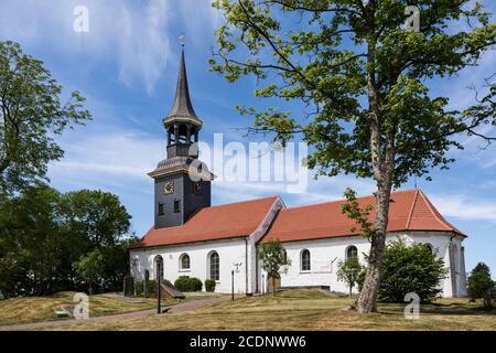 Iglesia de San Lorenzo de la parroquia de Lunden y el cementerio familiar de los siglos 15 y 16 en el cementerio Foto de stock