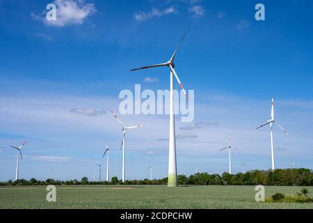 Turbinas de viento en un día soleado, visto en Alemania Foto de stock