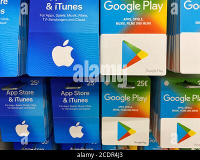Viersen, Alemania - 9 de julio. 2020: Ver en Apple itunes, tienda de aplicaciones y google música jugar tarjetas de regalo en la estantería del supermercado alemán Foto de stock