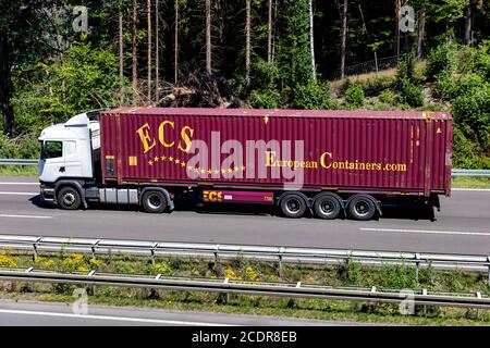 Camión Scania con contenedor ECS en la autopista. Foto de stock