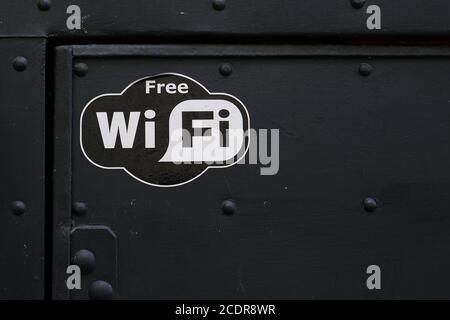 Acceso gratuito a Internet Wi-Fi en la puerta de un restaurante En Praga Foto de stock