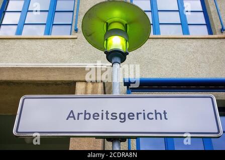 Firma de información ARBEITSGERICHT en una farola, Tribunal de Trabajo de Reutlingen, Baden-Württemberg, Alemania. Foto de stock