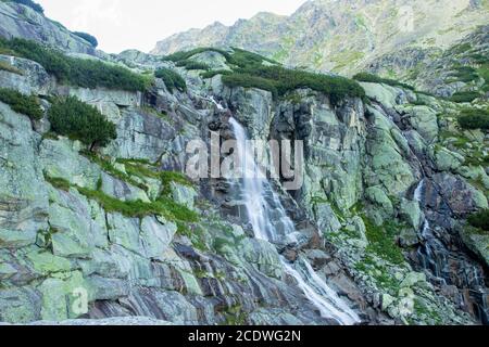 Cascada Skok en el valle de Mlynická en el Alto Tatras, Eslovaquia Foto de stock
