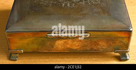 caja rústica de plata antigua y cigarro de madera Foto de stock