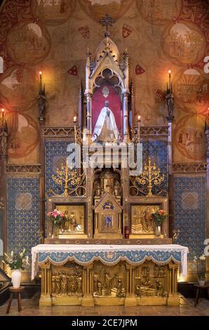 Rocamadour, Francia - 3 de septiembre de 2018: la Virgen Negra en la capilla de la Virgen en la Basílica de St-Sauveur blend en el acantilado en Rocamadour, Fra Foto de stock