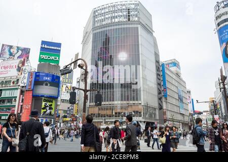 Shibuya, Tokio, Japón - Shibuya revuelve el cruce. Muchas personas en una de las zonas más concurridas del mundo. Lleno y lleno de carteles publicitarios.