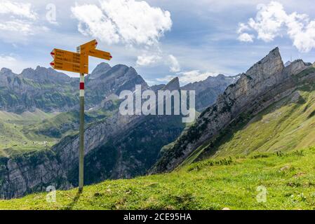 Señal a la ruta para el senderismo en las caminatas alpinas En la zona de Alpstein de los Alpes suizos