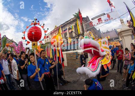 Georgetown, Penang/Malasia - Oct 09 2016: 200m espectáculo de baile de dragón celebrado en Love Lane. Foto de stock