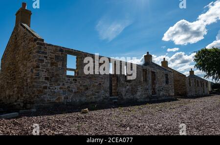 Antiguas casas de trabajadores agrícolas de piedra que se están renovando y reconstruyendo para nuevas casas, Peaston, East Lothian, Escocia, Reino Unido Foto de stock
