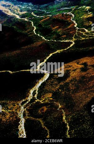 Visión abstracta del río vetas en tonos oscuros con coloridos suelos Foto de stock