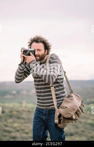 un periodista fotográfico posó con su cámara fotográfica Foto de stock
