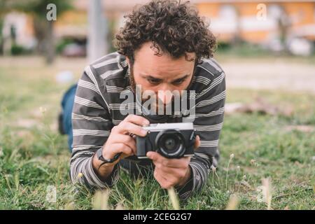 un periodista fotográfico posó con su cámara fotográfica Foto de stock