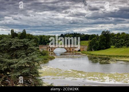 El lago en el Palacio de Blenheim en Woodstock, Oxfordshire. Foto de stock