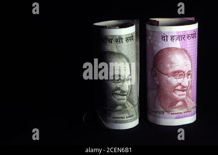 Nueva moneda India. 500, y 2000 notas de rupia. La moneda India aislada sobre fondo negro. Foto de stock