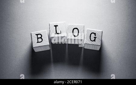 Una pila de pequeñas letras de madera sobre una mesa oscura. Las letras se  describen para organizar inscripciones y palabras. Fondo oscuro Fotografía  de stock - Alamy