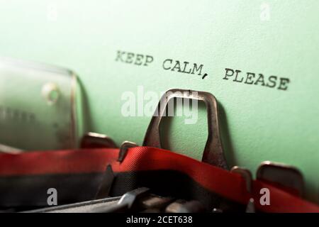 Mantenga la calma, por favor escrito con una máquina de escribir. Foto de stock