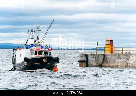 Burghead Harbor, Moray, Reino Unido. 2 de septiembre de 2020. REINO UNIDO. Este es un barco local que llega de vuelta al puerto de Burghead con su captura. Crédito: JasPERIMAGE/Alamy Live News Foto de stock