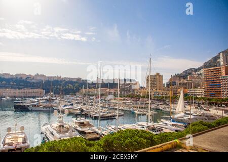 La vista del puerto de Monte Carlo en Mónaco, en verano.