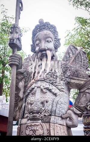 Esculturas de piedra ornamentadas de animales y guerreros en el templo Wat Pho del Buda reclinado, Bangkok, Tailandia.