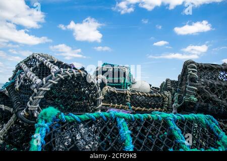 Crab Trap jaulas en pilotes, cuerda clave cierre, jaulas sucias utilizadas para atrapar grandes cantidades de cangrejos en Mudeford Quay Reino Unido, criaturas marinas explosión, cerrar Foto de stock