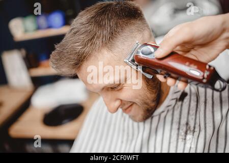 Barbería. Estilo de pelo. barbero hombre barbudo con tijeras: fotografía de  stock © Tverdohlib.com #198626098
