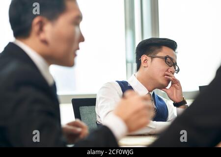 ejecutivos corporativos asiáticos reunidos en la oficina