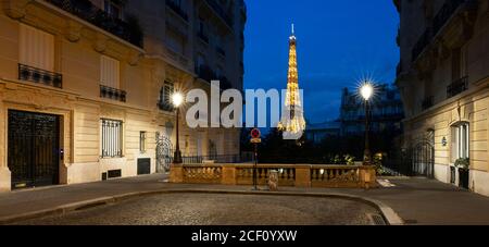 Pequeña calle en París con vistas a la famosa torre eifel, Francia