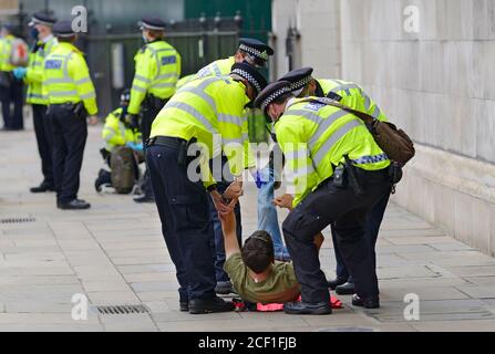 Londres, Reino Unido. Un manifestante detenido en una protesta por la rebelión de extinción en el centro de Londres, 1 de septiembre de 2020