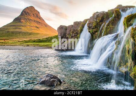 Cascadas Kirkjufell en la temporada de verano, Islandia.
