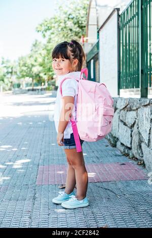 Niña de pelo con una mochila a escuela. Concepto escolar Fotografía de stock - Alamy