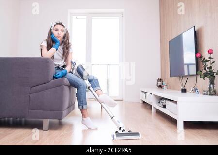 La persona utilizando una aspiradora para limpiar la alfombra azul en casa  Fotografía de stock - Alamy