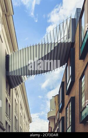 El Puente de aspiración por Wilkinson Eyre, pasarela de vidrio entre la Escuela Real de Ballet y la Casa Real de la Ópera, Covent Garden, Londres, Inglaterra Foto de stock