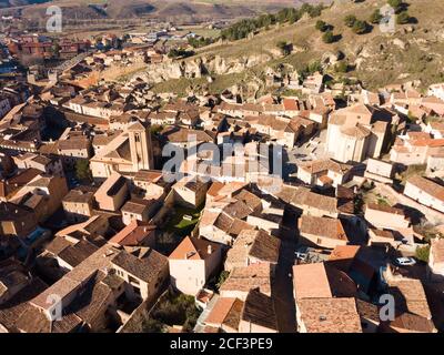 Vista aérea del histórico paisaje urbano de Daroca con Basílica de Santa María del cuerpo Sagrado, Zaragoza, España Foto de stock