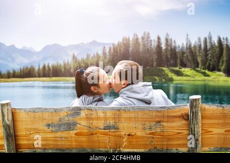 Familia Hombre y Mujer Pareja romántica foto en las montañas