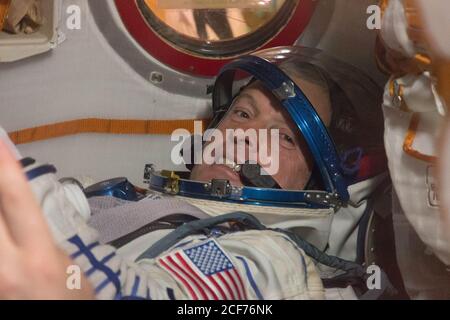 2014-03-14-14-08-03[1] en la instalación de integración del Cosmódromo de Baikonur en Kazajstán, el ingeniero de vuelo de la expedición 39/40 Steve Swanson de la NASA presenta una fotografía en la nave espacial Soyuz TMA-12M durante un ejercicio de ensayo de vestuario de "comprobación de ajuste" del 14 de marzo que forma parte del entrenamiento final de la tripulación. Swanson, el Comandante de Soyuz Alexander Skvortsov de la Agencia Espacial Federal de Rusia (Roscosmos) y el Ingeniero de Vuelo Oleg Artemyev de Roscosmos están programados para su lanzamiento a la Estación Espacial Internacional el 26 de marzo (hora de Kazajstán) para el inicio de una misión de seis meses. NASA/Víctor Zelentsov