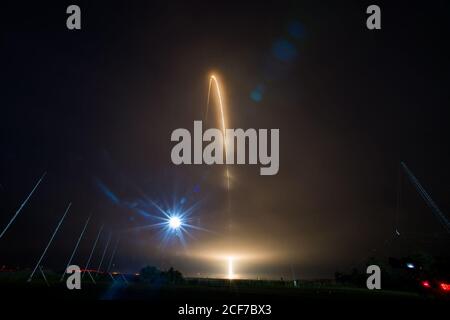 El cohete Orbital ATK Antares, con la nave Cygnus a bordo, lanza desde Pad-0A, lunes 21 de mayo de 2018 en las instalaciones de vuelo Wallops de la NASA en Virginia. La novena misión de reabastecimiento de carga contratada por el ATK orbital con la NASA a la Estación Espacial Internacional entregará aproximadamente 7,400 libras de ciencia e investigación, suministros de tripulación y equipo para vehículos al laboratorio orbital y a su tripulación. Crédito de la foto: (NASA/Aubrey Gemignani)