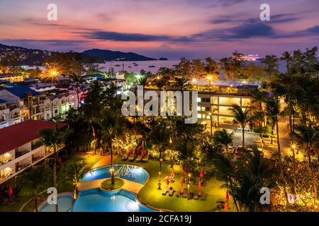 Vista del paisaje de la puesta de sol sobre el mar de Andaman, Playa de Patong, Phuket, Tailandia