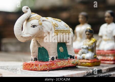 Higuina de cerámica blanca de elefante con ornamentos dorados  tradicionales, Tailandia Fotografía de stock - Alamy