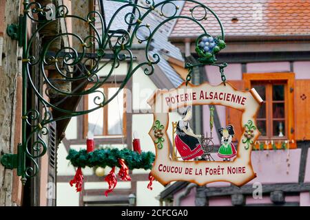 Decoración navideña en Kaysersberg, Alto Rin, Ruta de los Vins de Alsacia, Ruta del vino de Alsacia, Gran este, Alsacia-Champagne-Ardenne-Lorena Francia Foto de stock