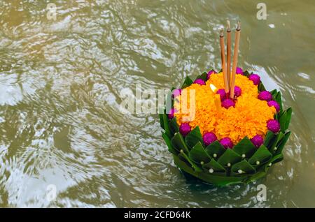 Krathong hoja de plátano flotando en el río para la luna llena de Tailandia o el festival de Loy Krathong. Foto de stock