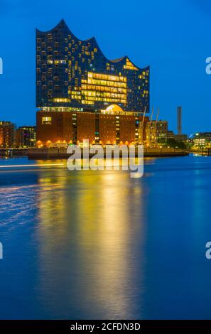Alemania, Hamburgo, Elbphilharmonie, uso como sala de conciertos, hotel, edificio residencial, garaje Foto de stock