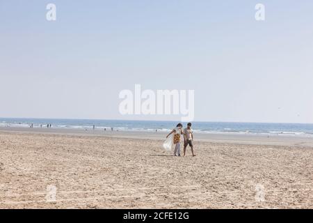 Gente en Clifton Beach, Karachi, Sindh, Pakistán, Asia del Sur, Asia Foto de stock