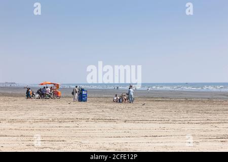 Gente en Clifton Beach, Karachi, Sindh, Pakistán, Asia del Sur, Asia Foto de stock